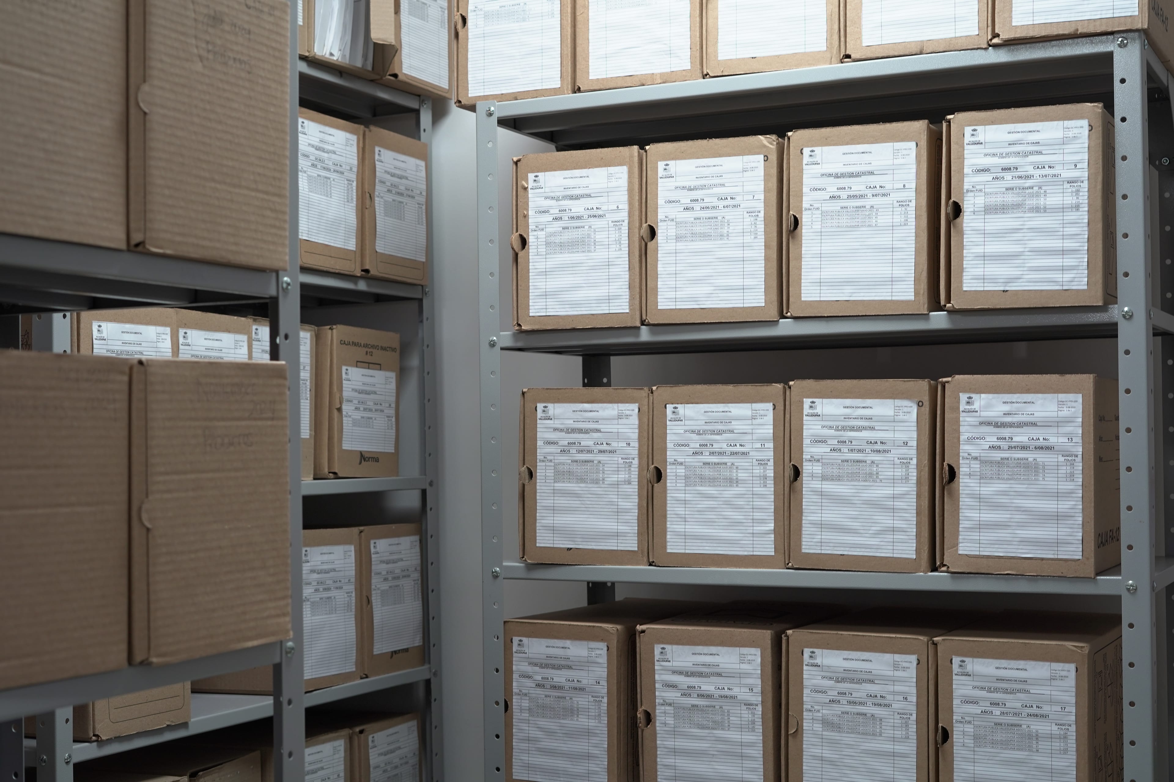 Estantería del archivo catastral con cajas de expedientes inventariadas