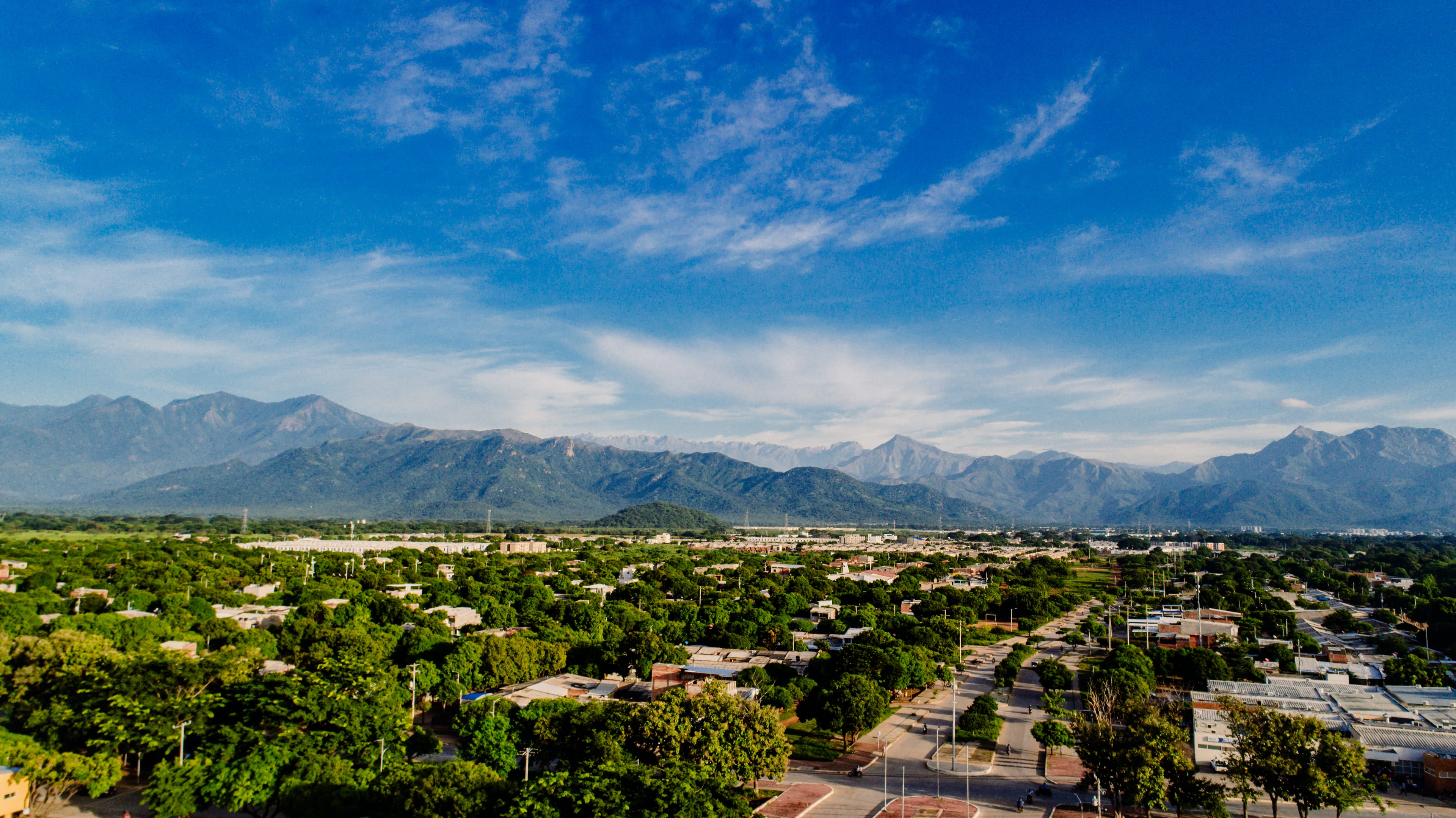 Panorámica de Valledupar con la Sierra Nevada al fondo